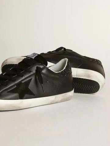 Super-Star en nappa noir avec étoile noire et contrefort pailleté