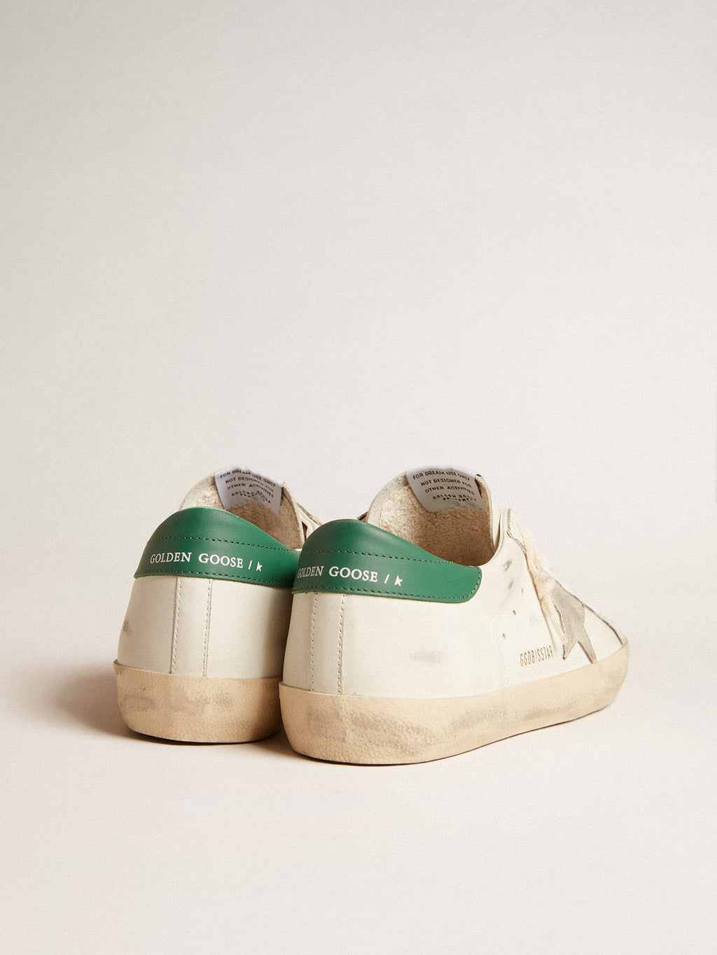 Super-Star en cuir blanc avec étoile en daim gris froid et contrefort en cuir vert
