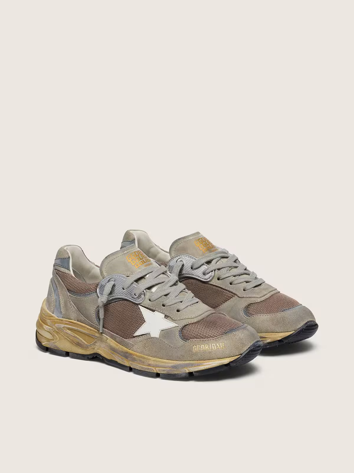 Dad-Star pour femme en cuir velours gris tourterelle et résille argentée avec étoile en cuir blanc et contrefort en cuir velours